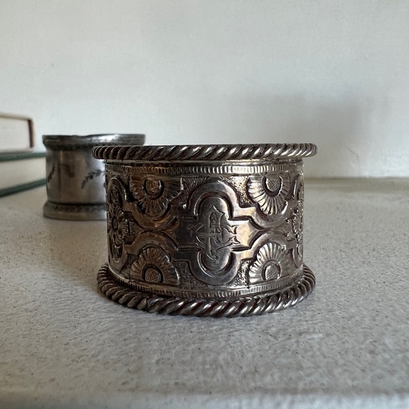 Set of 2 antique silver plated napkin rings engraved repousse - Picture 9 of 11